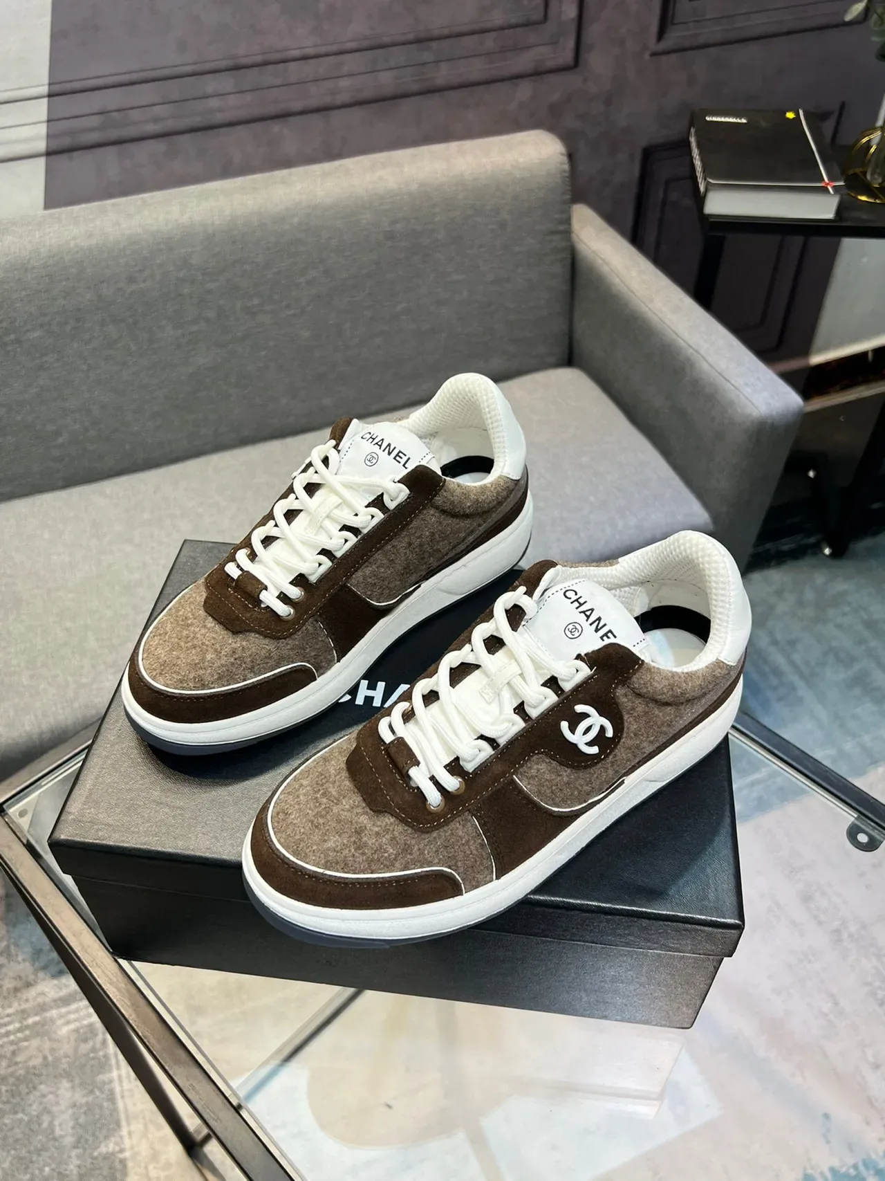 Chanel CC Sneaker Chaussures lifestyle marron beige en feutre et suède panélique avec piping blanc 3