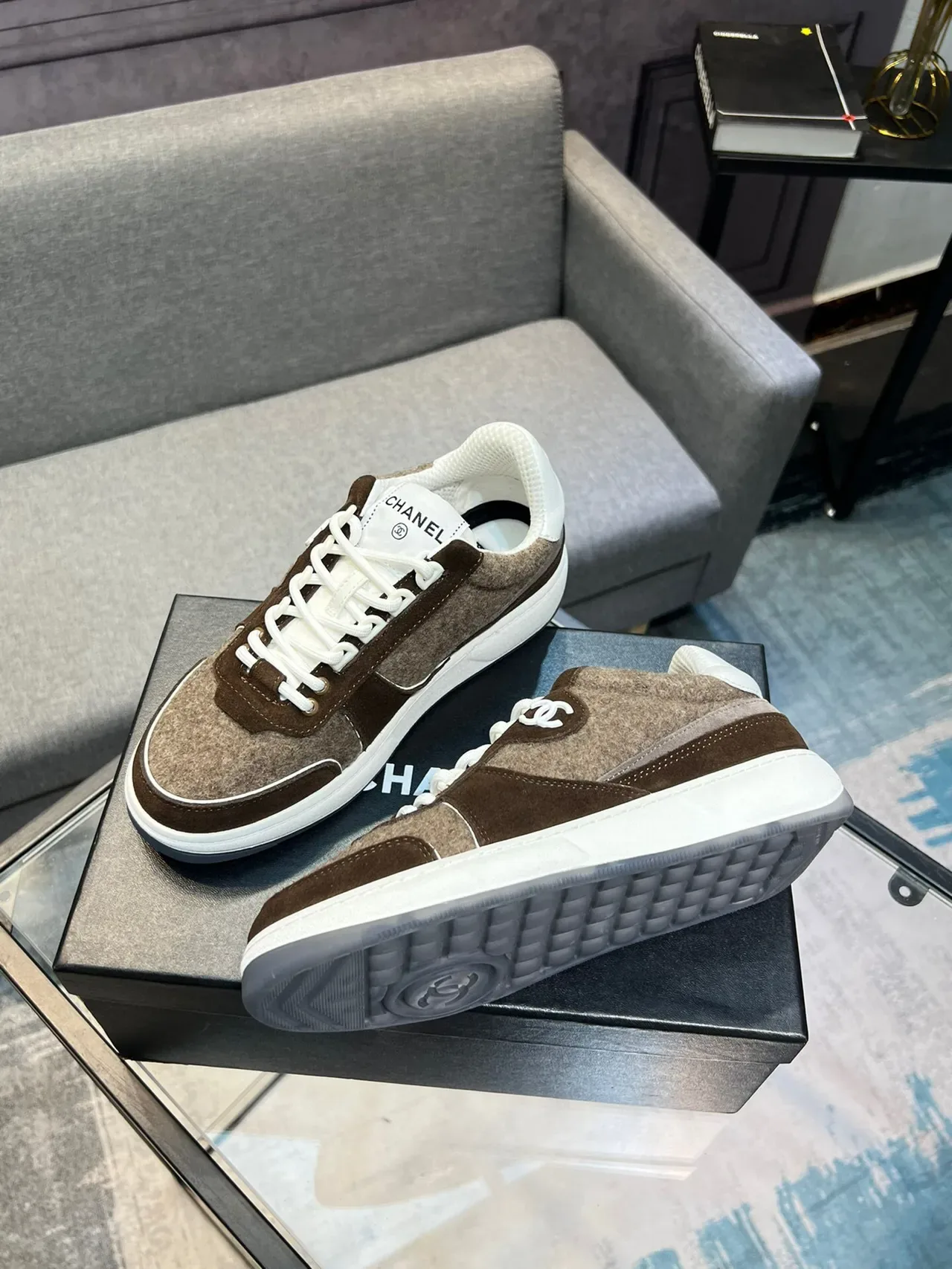 Chanel CC Sneaker Chaussures lifestyle marron beige en feutre et suède panélique avec piping blanc 4