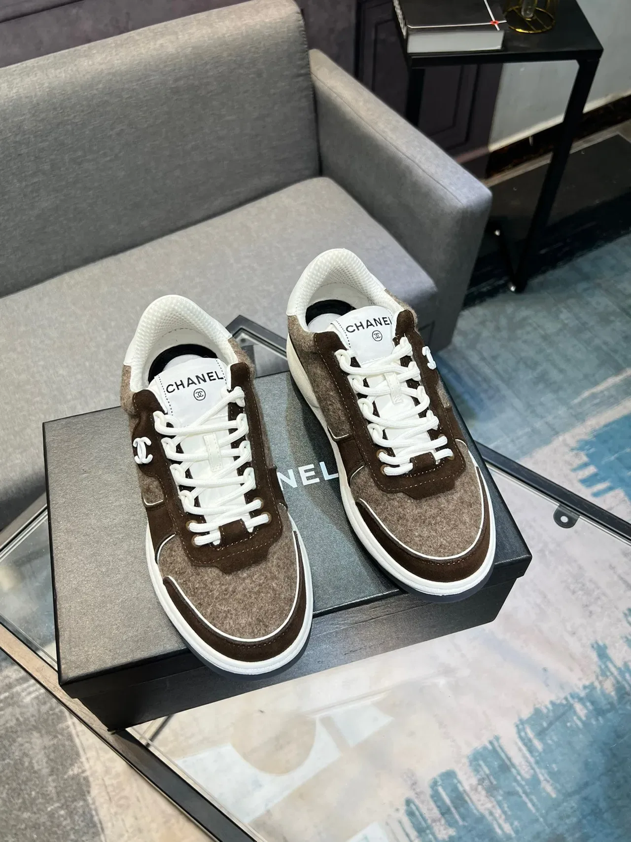Chanel CC Sneaker Chaussures lifestyle marron beige en feutre et suède panélique avec piping blanc 5