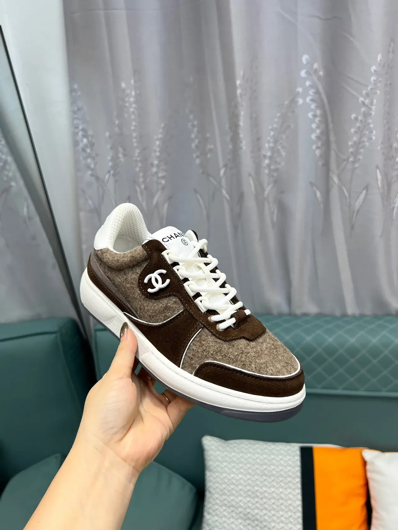 Chanel CC Sneaker Chaussures lifestyle marron beige en feutre et suède panélique avec piping blanc 6