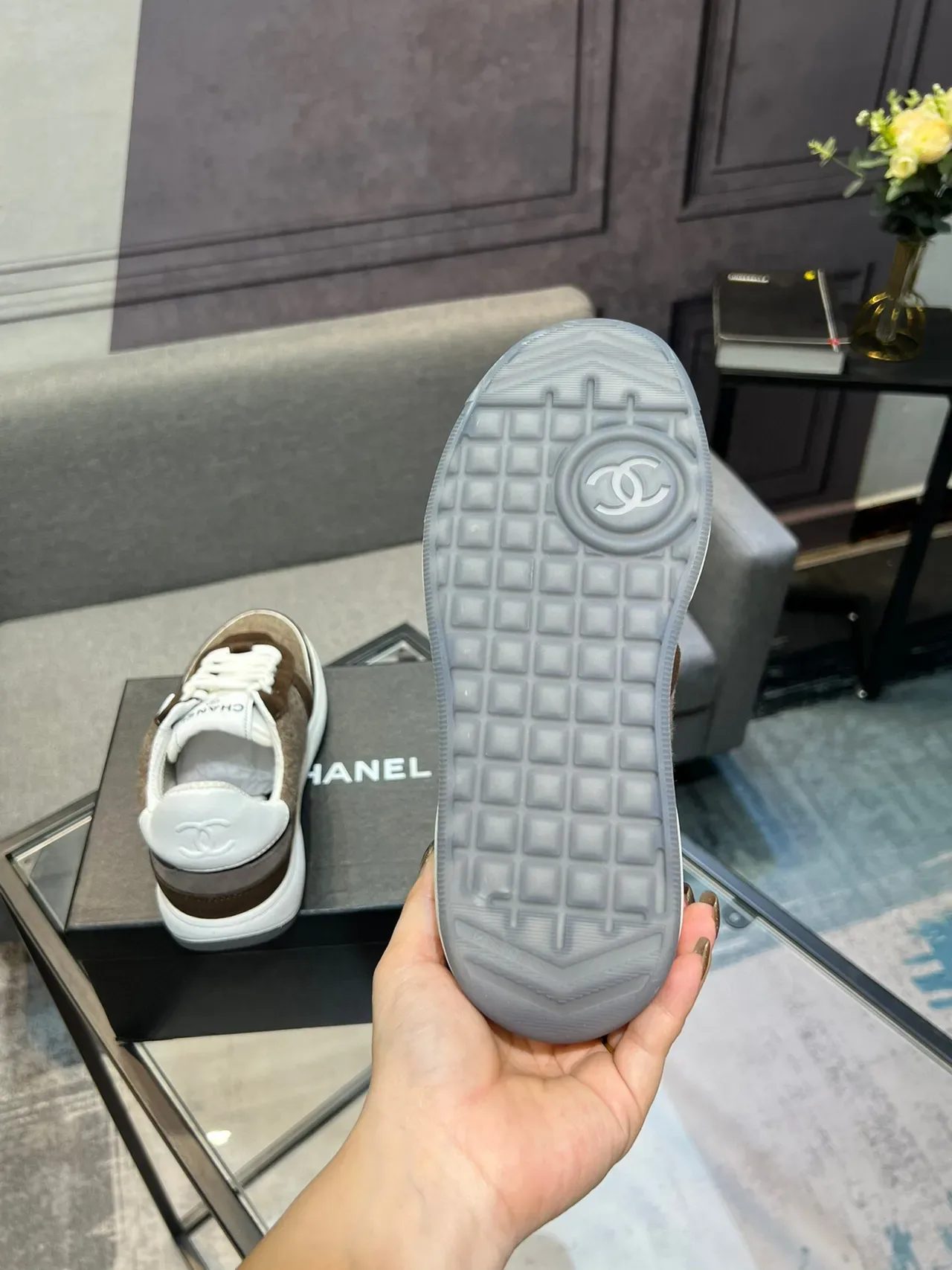 Chanel CC Sneaker Chaussures lifestyle marron beige en feutre et suède panélique avec piping blanc 7