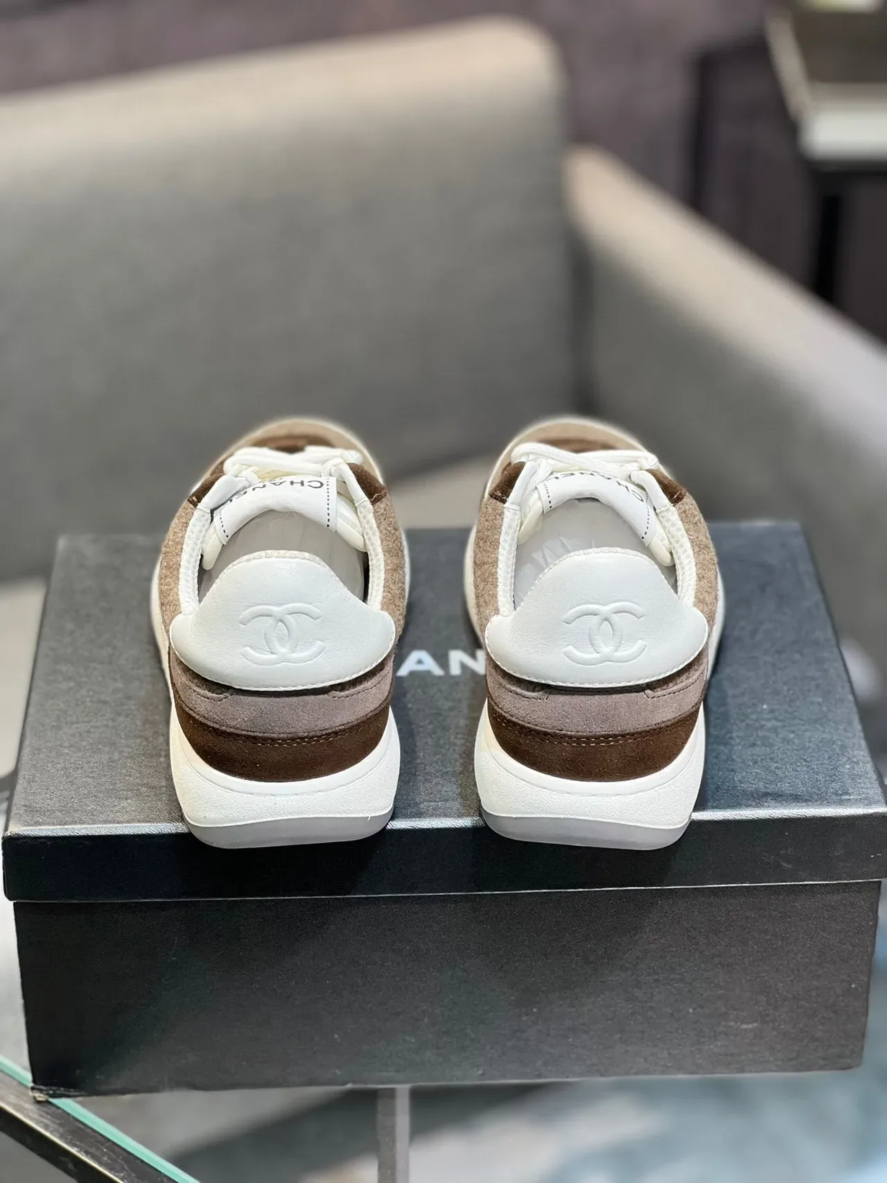 Chanel CC Sneaker Chaussures lifestyle marron beige en feutre et suède panélique avec piping blanc 8