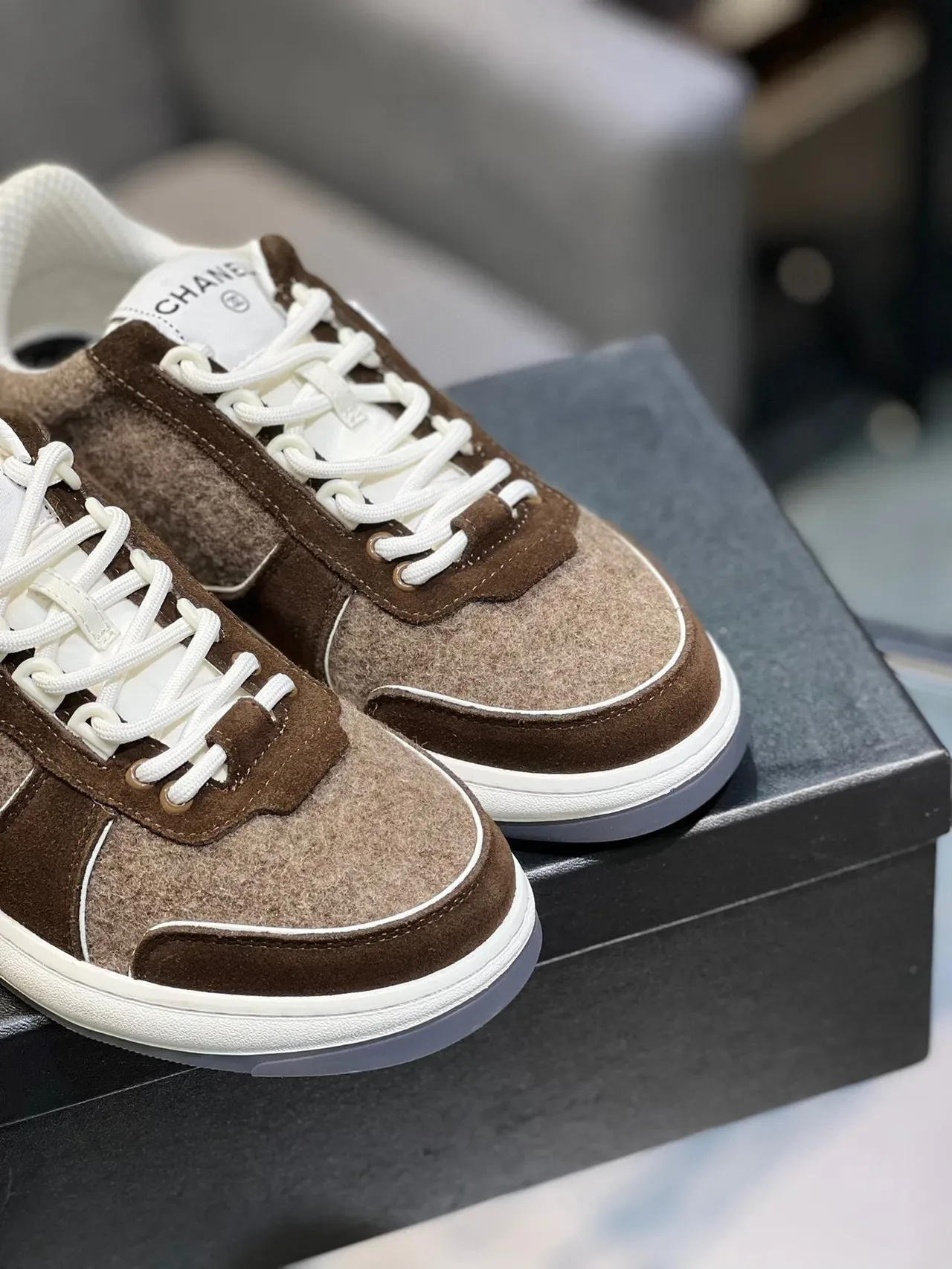 Chanel CC Sneaker Chaussures lifestyle marron beige en feutre et suède panélique avec piping blanc 9