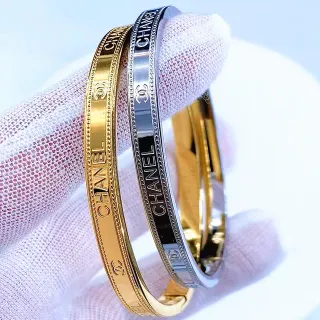 Chanel Classic Bangle गोल्ड और सिल्वर-टोन एनग्रेव्ड ब्रेसलेट्स