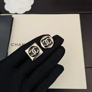 Chanel 珐琅 CC Logo 方形和圆角方形耳环