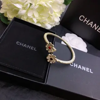 Chanel 花卉图案金色开放手镯手链