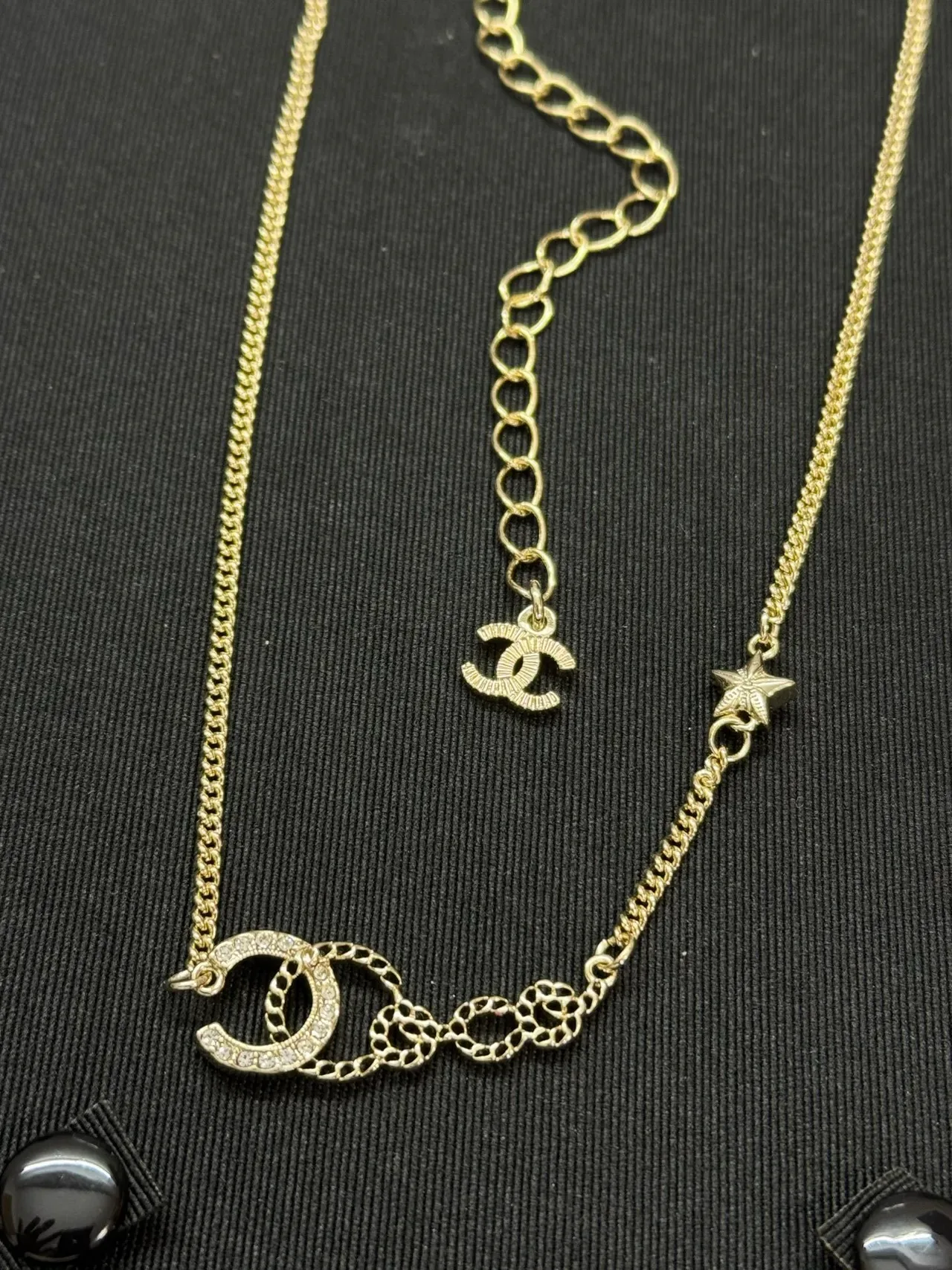 Colar Chanel Ouro Preto Curb Chain Pavé Crystal CC Motifs 2