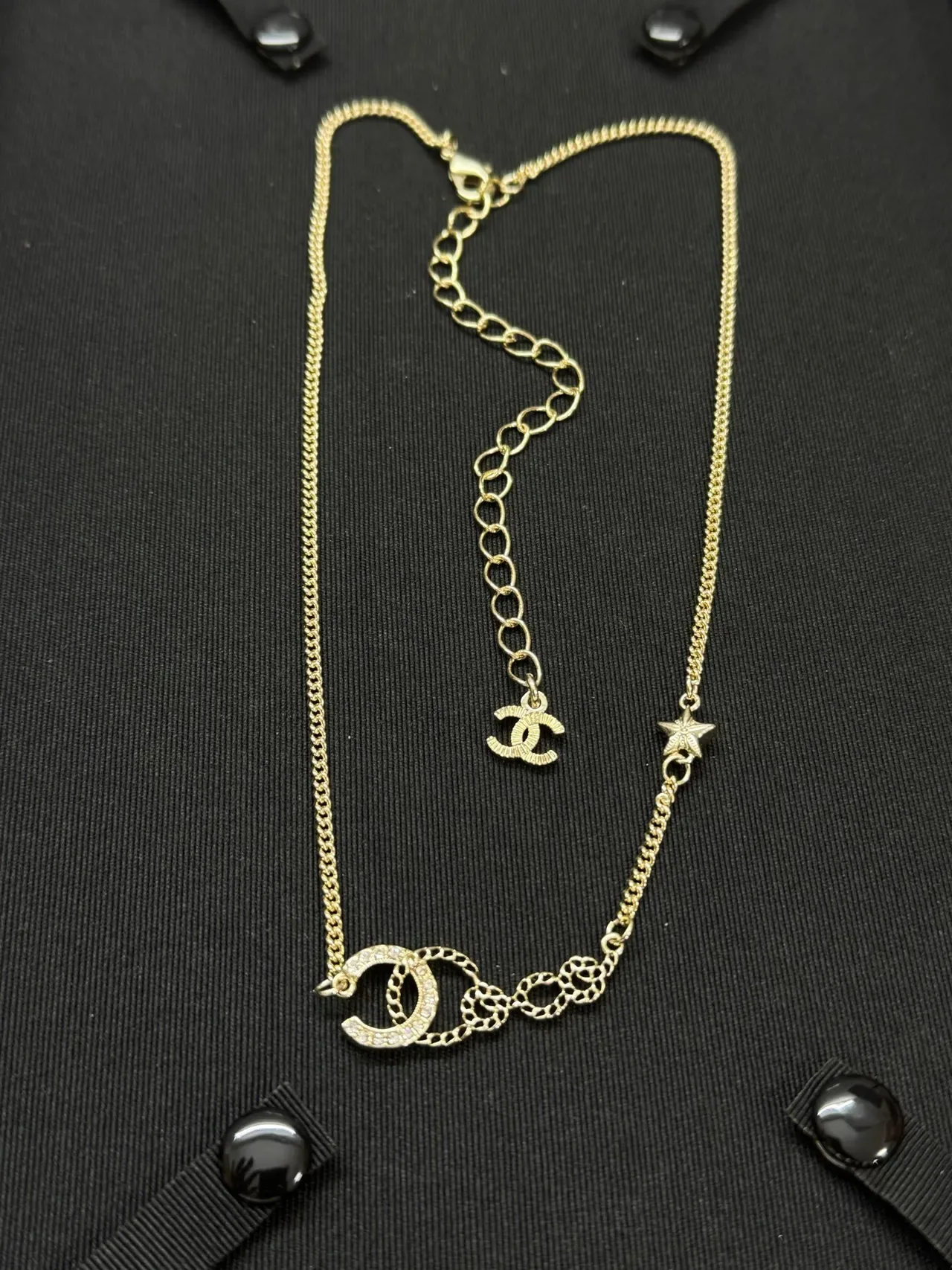 Colar Chanel Ouro Preto Curb Chain Pavé Crystal CC Motifs 3