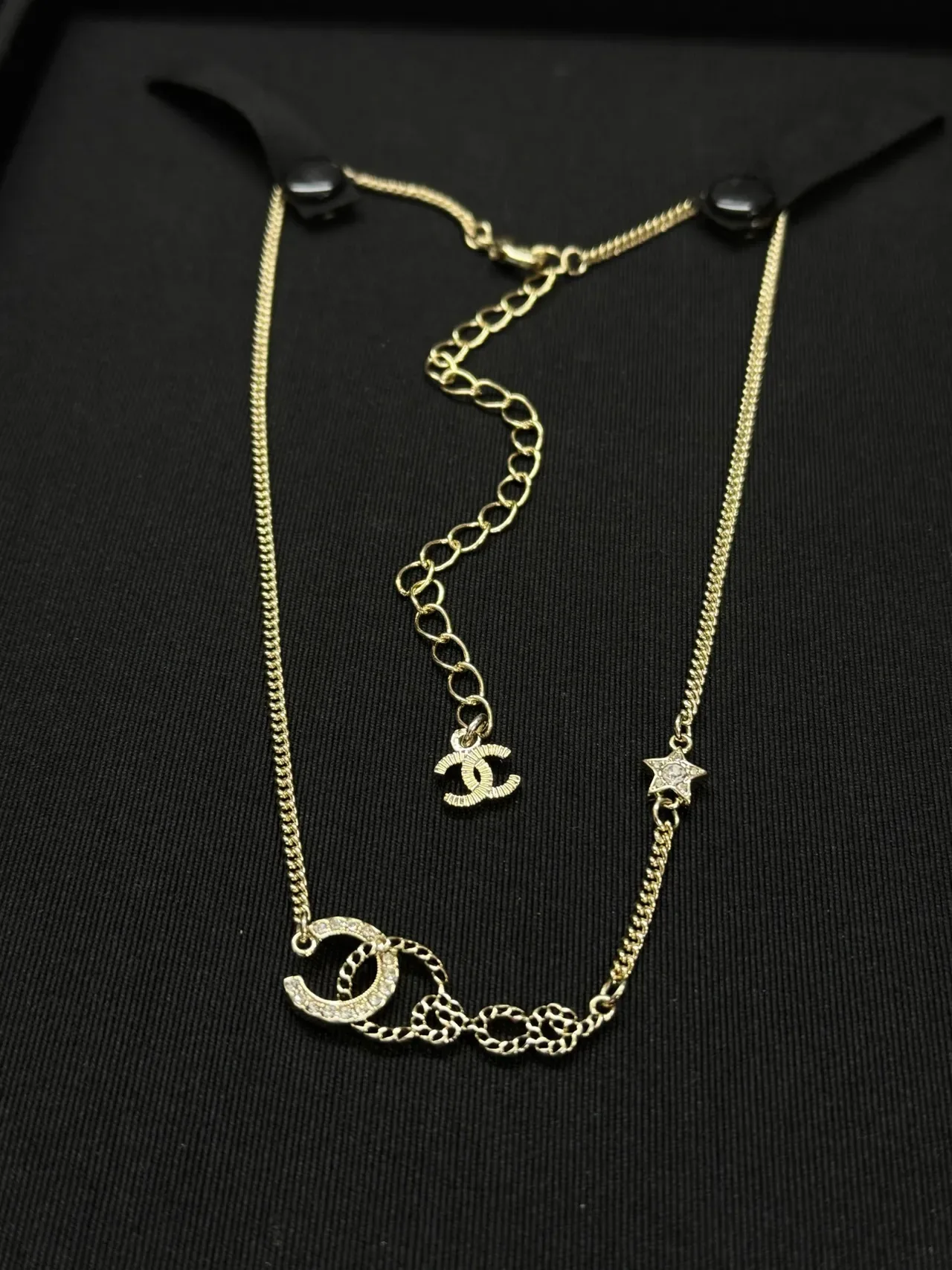 Colar Chanel Ouro Preto Curb Chain Pavé Crystal CC Motifs 4