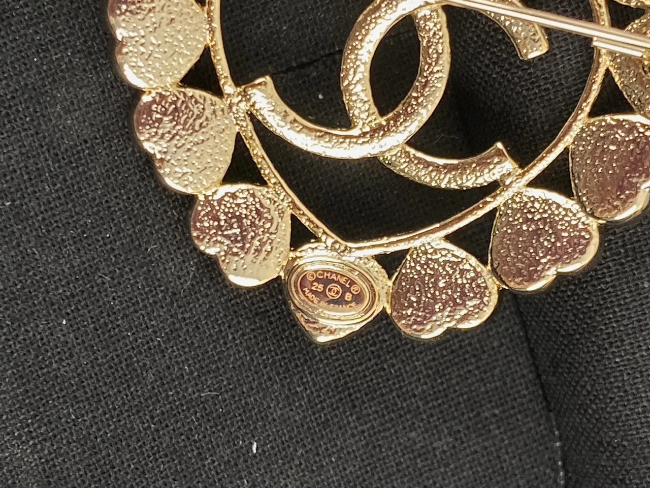 Chanel Broche Cristal Doré Transparente en Forme de Cœur 4