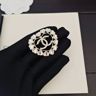 Chanel Broche de Oro Blanco Circular con Cristales Incrustados