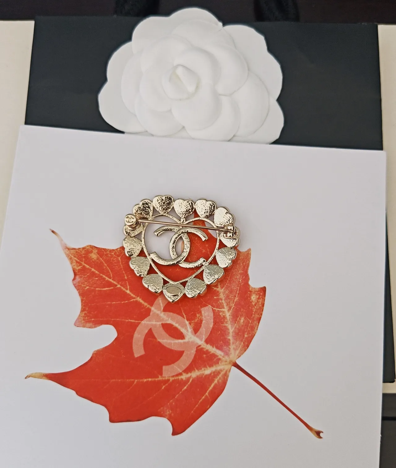 Chanel Broche d'Or Blanche Circulaire Incrustée de Cristaux 2