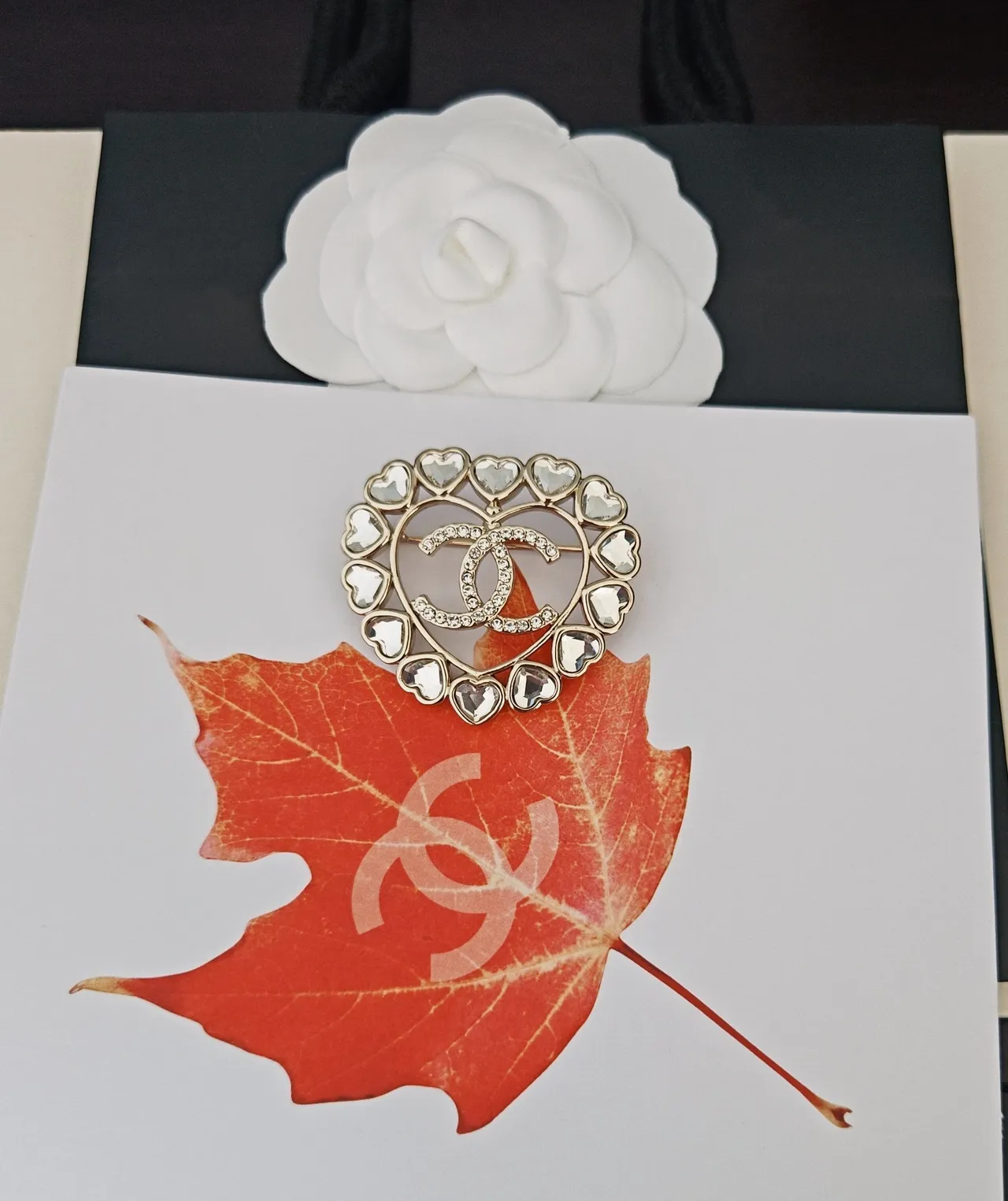 Chanel Broche d'Or Blanche Circulaire Incrustée de Cristaux 3