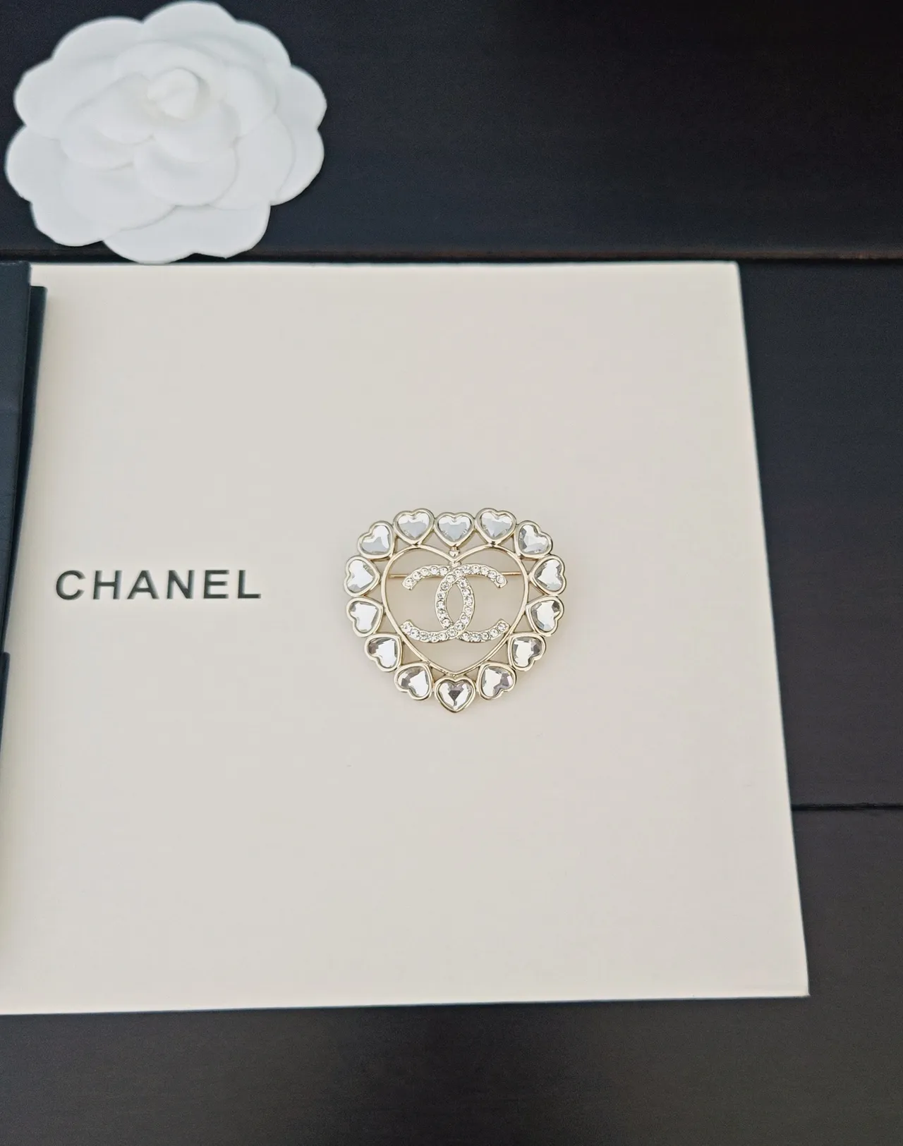 Chanel Broche d'Or Blanche Circulaire Incrustée de Cristaux 4