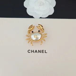 Chanel সোনালি সাদা কাঁকড়া সিলহুট ধাতব ব্রোচ