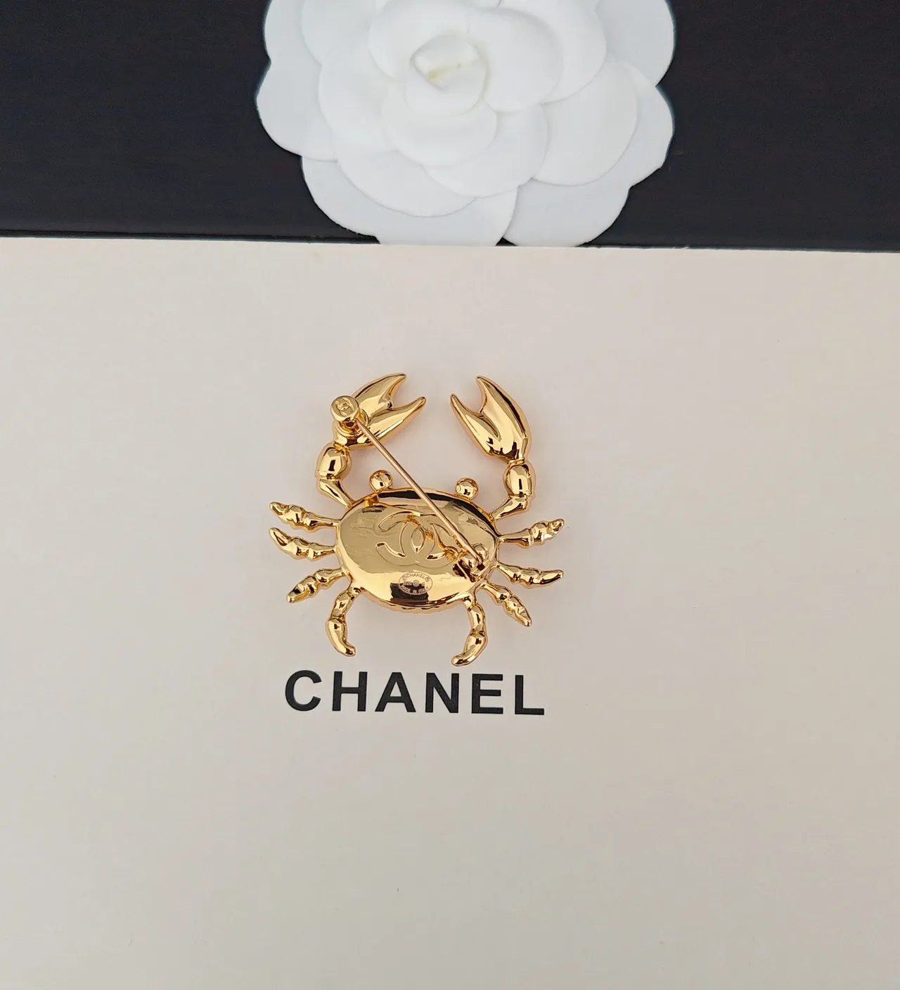 Chanel Broche Or Blanc Crabe Silhouette Métal 2