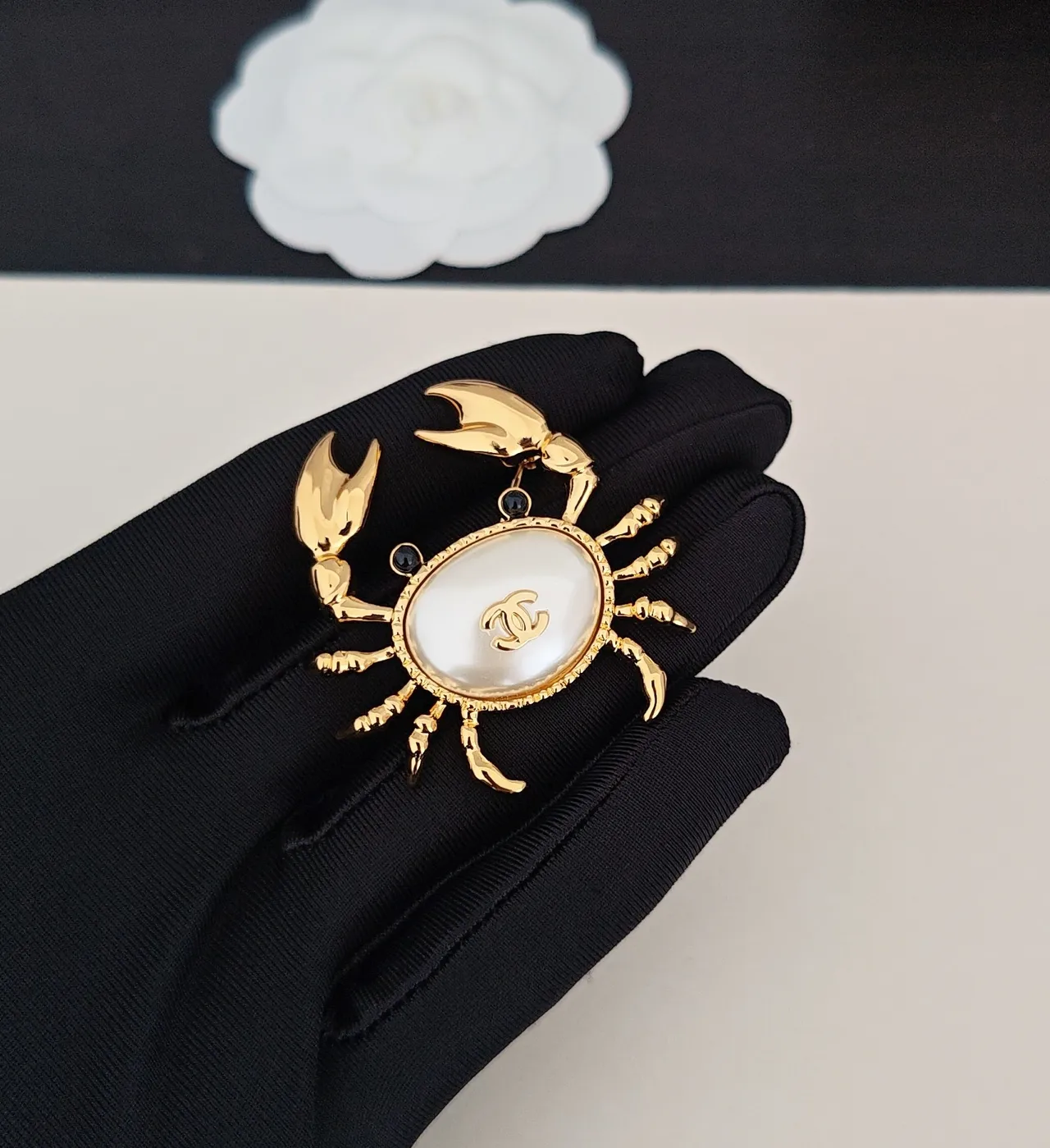 Chanel Broche Or Blanc Crabe Silhouette Métal 3