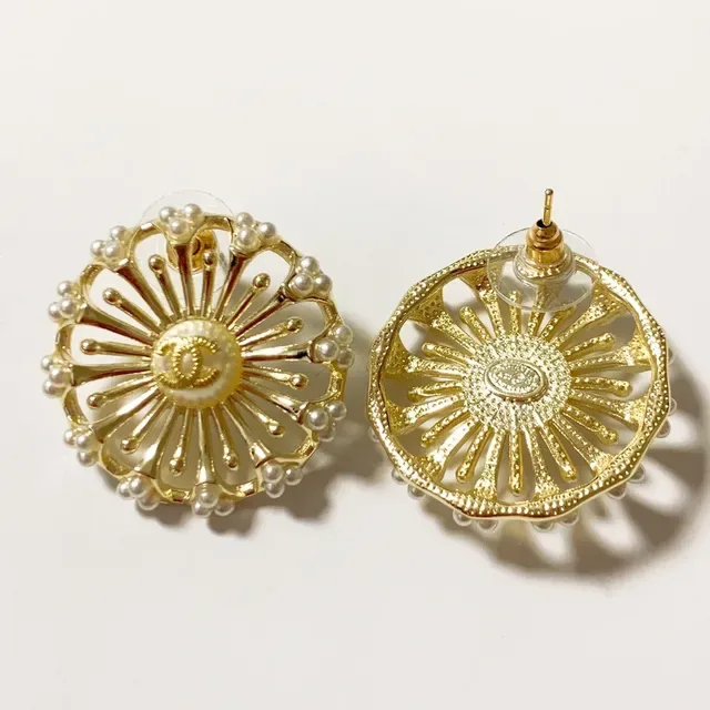 Chanel Pendientes de Oro Blanco Floral Sunburst con Bordes de Perlas 2