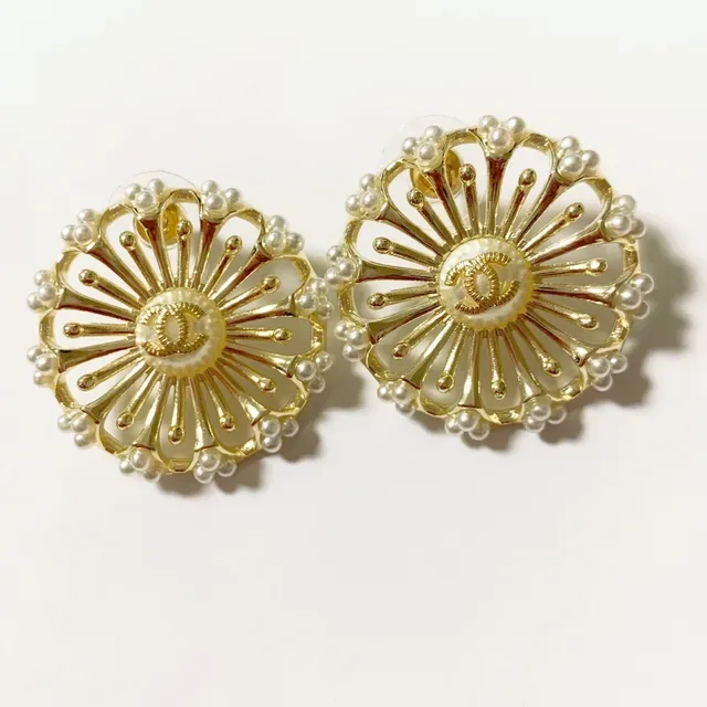 Chanel Pendientes de Oro Blanco Floral Sunburst con Bordes de Perlas 3