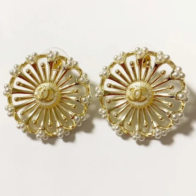 Chanel Pendientes de Oro Blanco Floral Sunburst con Bordes de Perlas 4