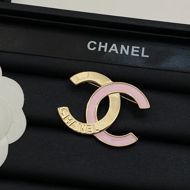 Chanel Interlocking CC Broche logo em ouro rosa esmaltado 2