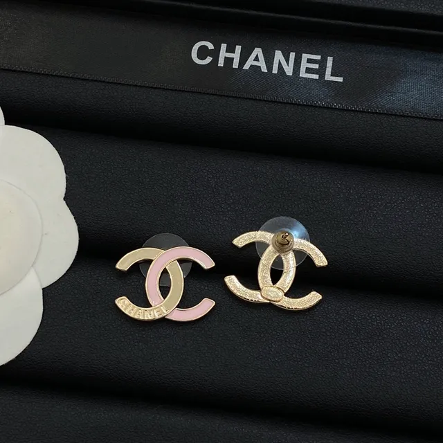 Chanel Interlocking CC Broche logo em ouro rosa esmaltado 3