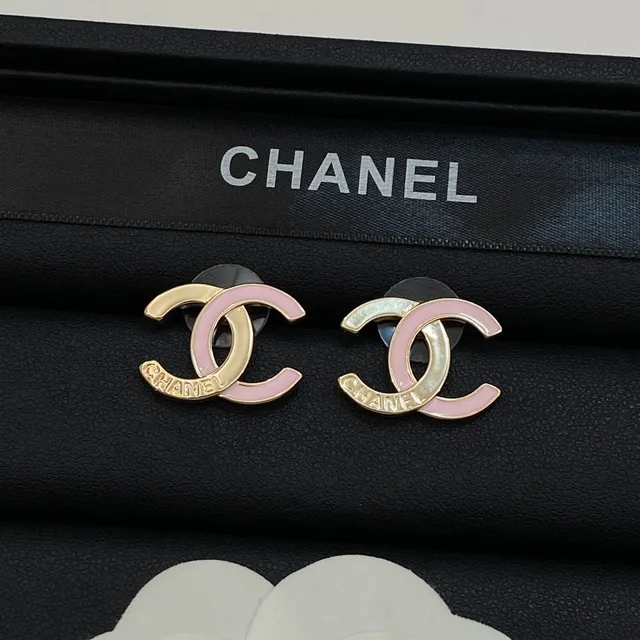 Chanel Interlocking CC Broche logo em ouro rosa esmaltado 4