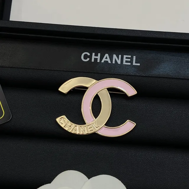 Chanel Interlocking CC Broche logo em ouro rosa esmaltado 5
