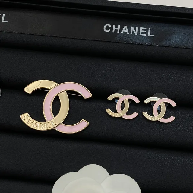 Chanel Interlocking CC Broche logo em ouro rosa esmaltado 6