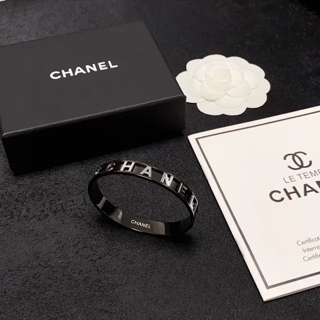Chanel Logo Bangle Pulseira Preta High-Gloss Metal Bracelet 2