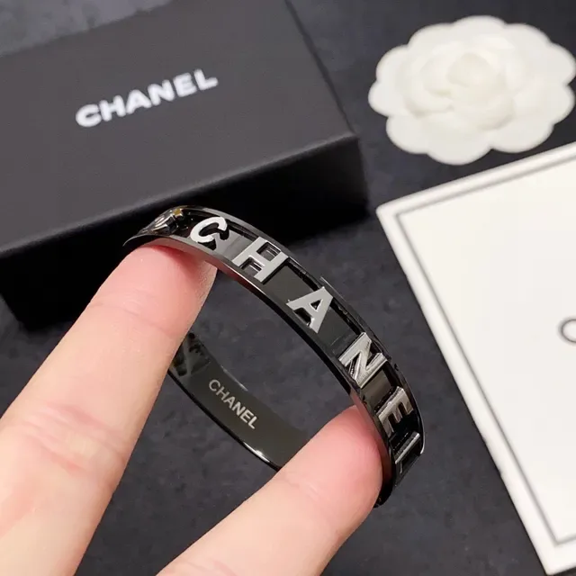 Chanel Logo Bangle Pulseira Preta High-Gloss Metal Bracelet 3