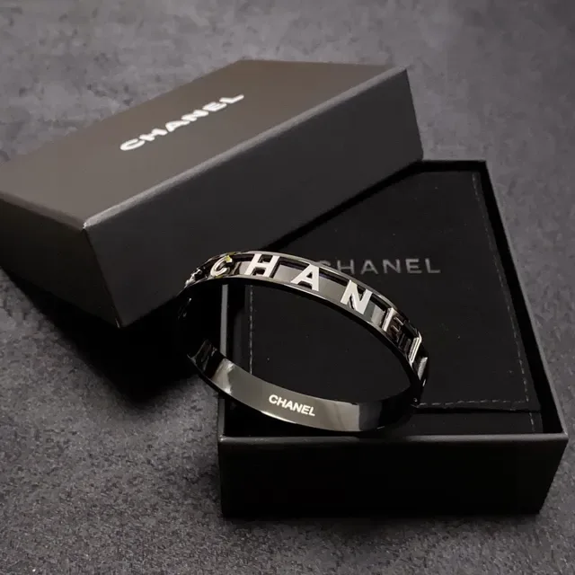 Chanel Logo Bangle Pulseira Preta High-Gloss Metal Bracelet 5