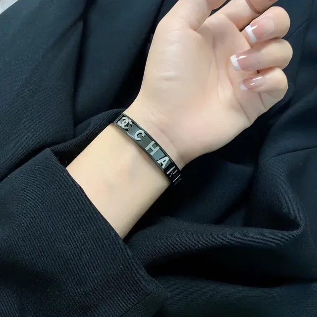 Chanel Logo Bangle Pulseira Preta High-Gloss Metal Bracelet 9