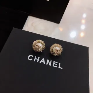 Chanel मोती और CC Logo Stud Earrings