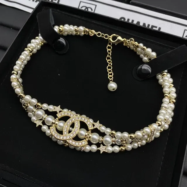 Colar choker Chanel pérolas e cristais logo CC 3