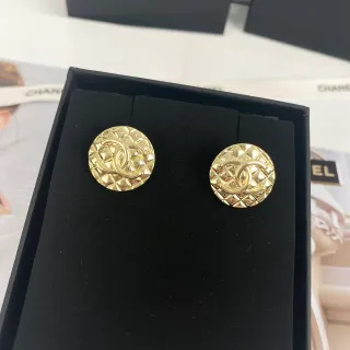 Chanel 绗缝 CC Logo 黄金 圆形 耳钉