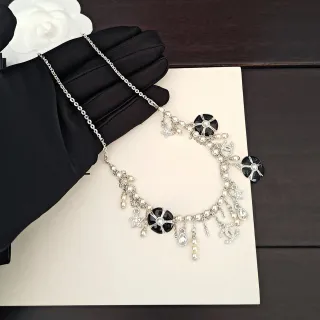 Chanel चांदी काला मल्टी-चर्म कैमेलिया मोटिफ नेकलेस