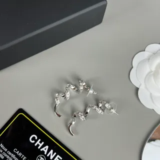 Chanel सर्पिल क्रिस्टल स्टड कर्णफूल