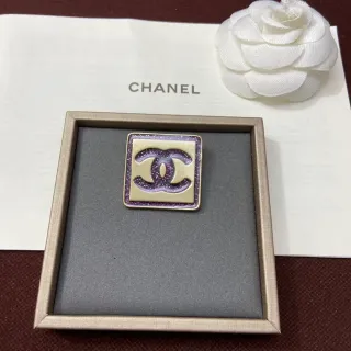 Chanel চৌকো ঝলমলে CC ব্রোচ বেগুনি সোনা এনামেল ব্রোচ