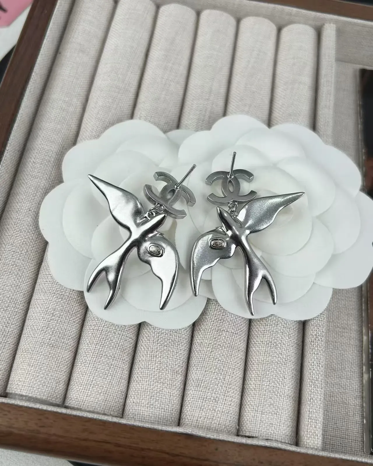 Chanel Motivo Andorinha Cristal Pavé e Pérola Brincos Pendentes 2