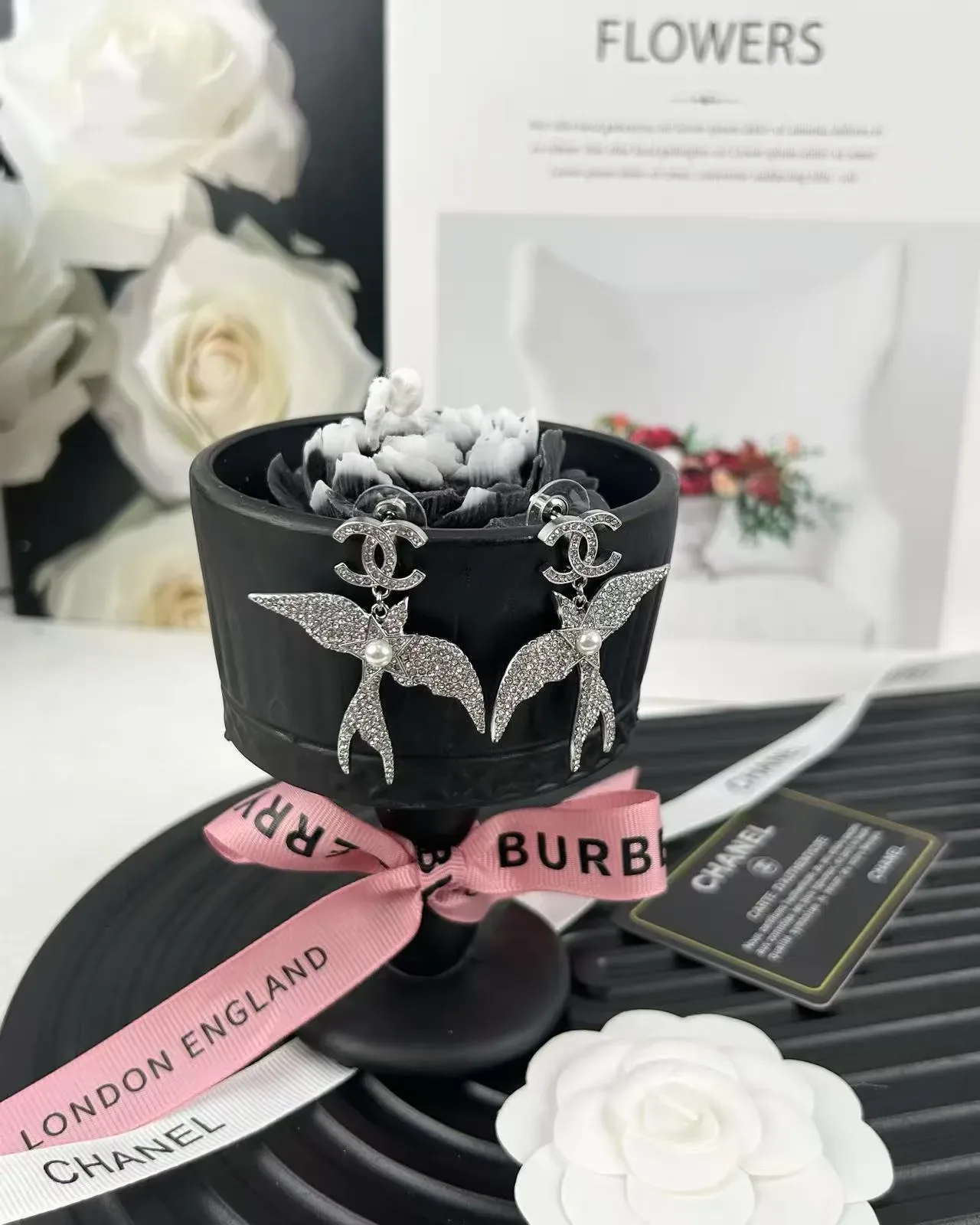Chanel Motivo Andorinha Cristal Pavé e Pérola Brincos Pendentes 3