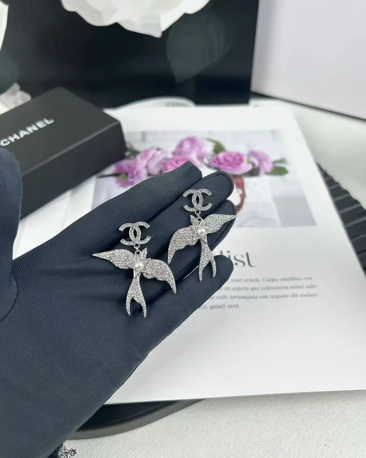 Chanel Motivo Andorinha Cristal Pavé e Pérola Brincos Pendentes 4
