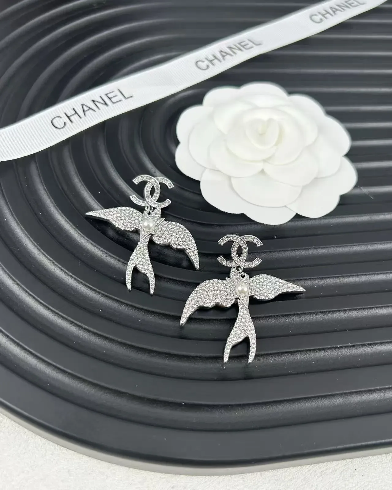 Chanel Motivo Andorinha Cristal Pavé e Pérola Brincos Pendentes 5