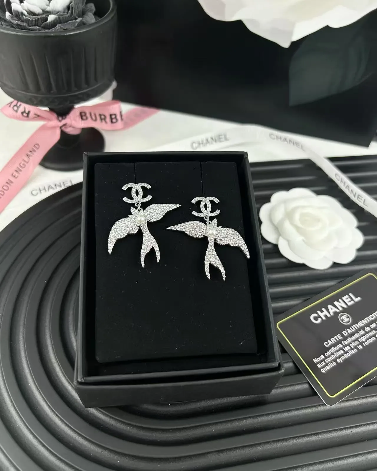 Chanel Motivo Andorinha Cristal Pavé e Pérola Brincos Pendentes 7