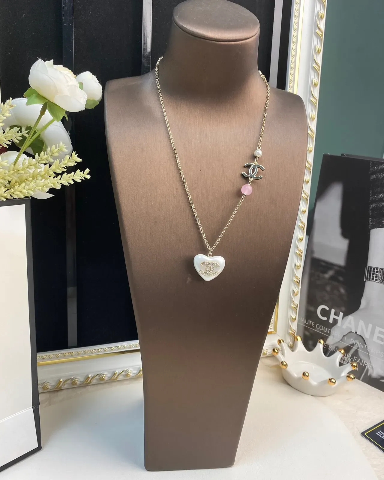Collier Chanel pendentif en forme de cœur blanc et rose cristal-embellished logo CC 2