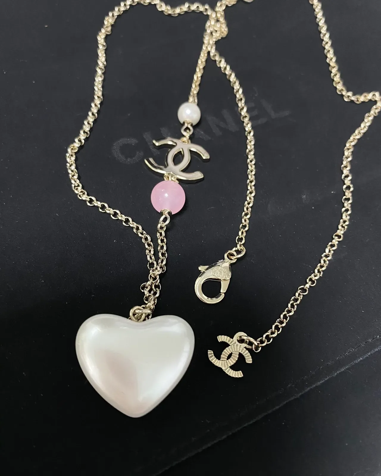 Collier Chanel pendentif en forme de cœur blanc et rose cristal-embellished logo CC 3