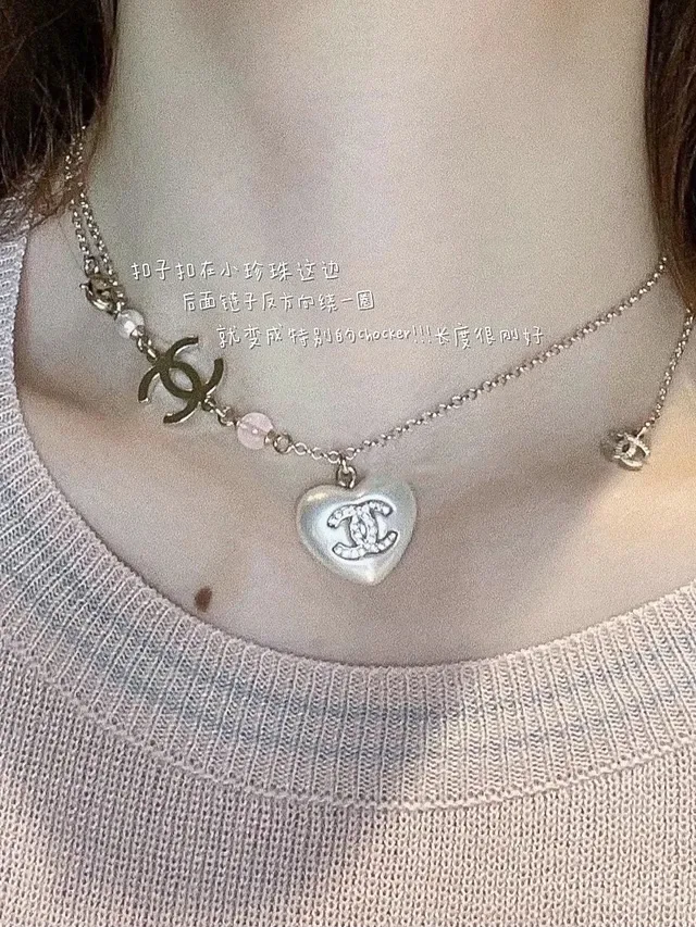 Collier Chanel pendentif en forme de cœur blanc et rose cristal-embellished logo CC 4