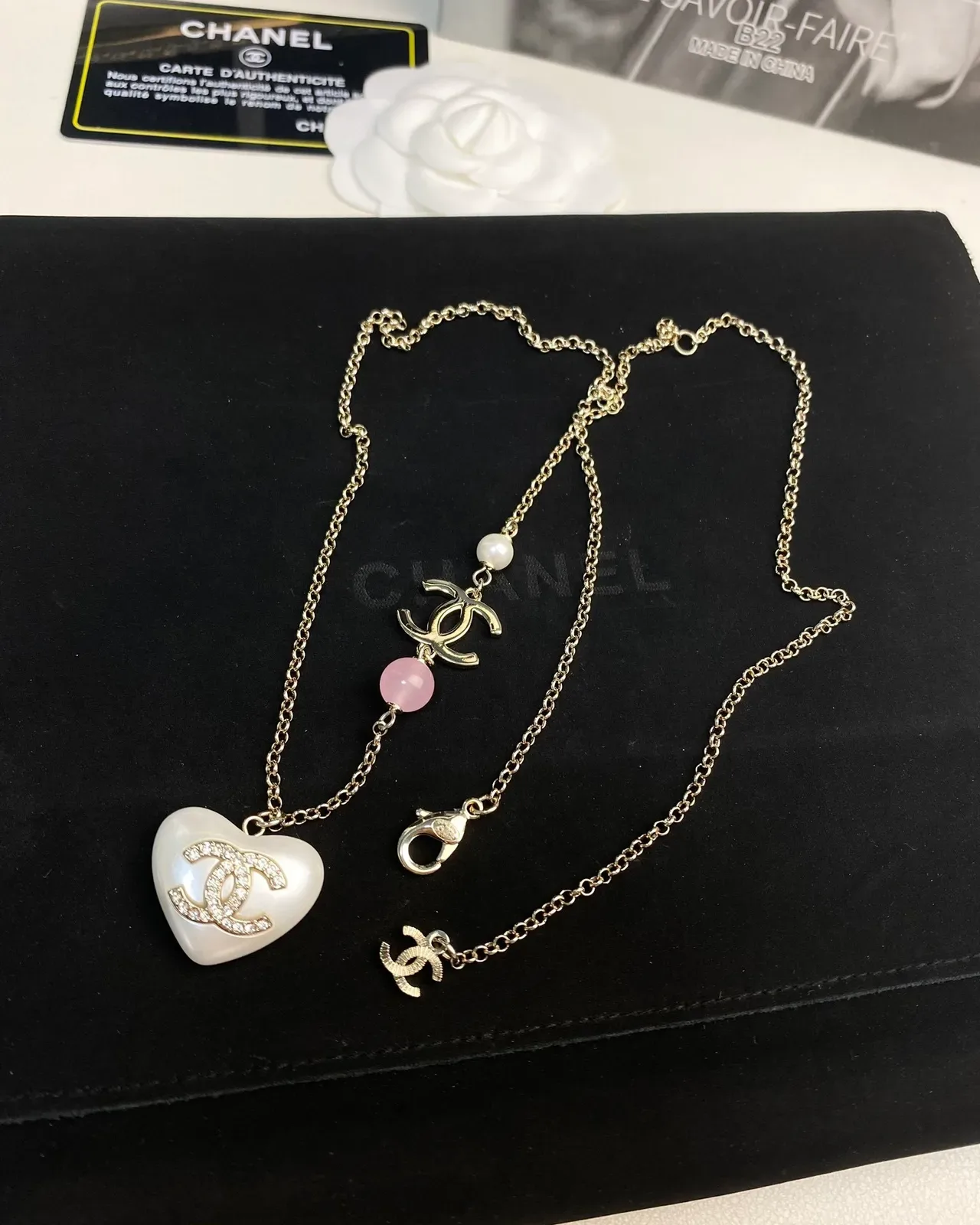 Collier Chanel pendentif en forme de cœur blanc et rose cristal-embellished logo CC 7