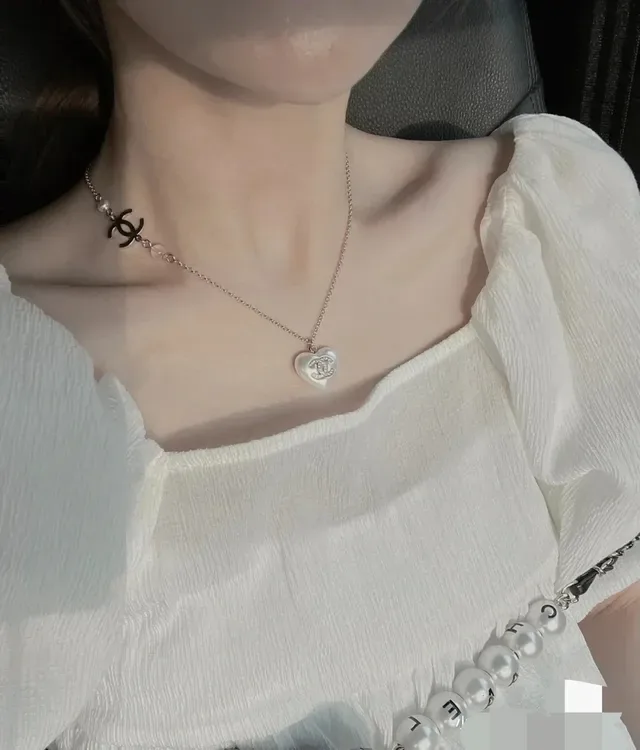 Collier Chanel pendentif en forme de cœur blanc et rose cristal-embellished logo CC 10