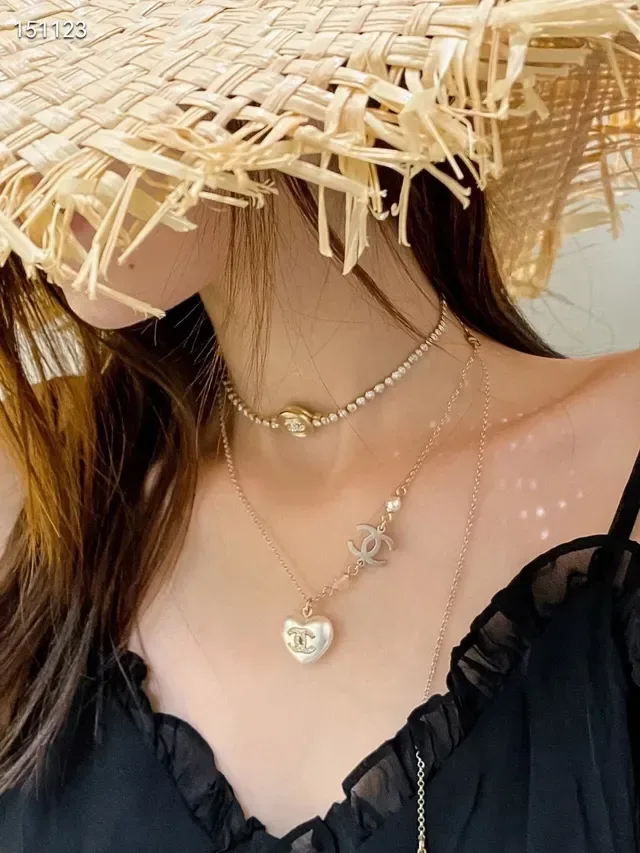 Collier Chanel pendentif en forme de cœur blanc et rose cristal-embellished logo CC 11